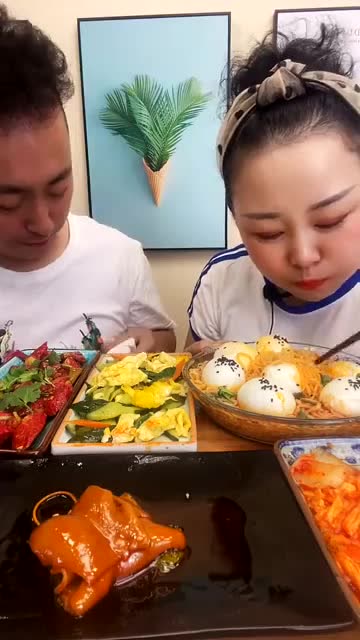 东北夫妻真会享受生活一吃饭就是这个标准真是让人羡慕