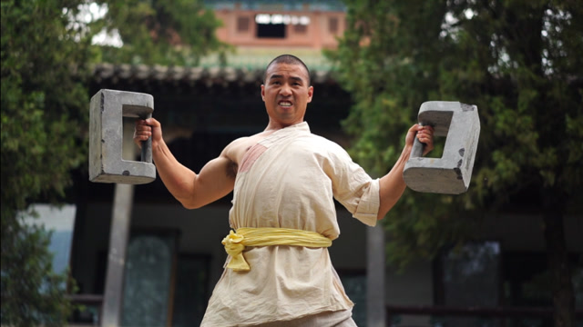 林石锁功,双手举起四十斤重的石头,毫无费力,出拳迅猛力量大