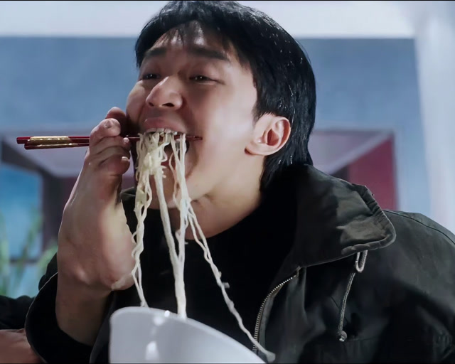 逃学威龙3:星爷用脚吃面,这味道好极了,妙啊!