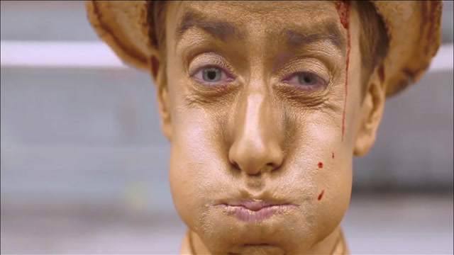 小伙在街头扮演铜人,遇到了丧尸大爆发,动都不敢动只为保命