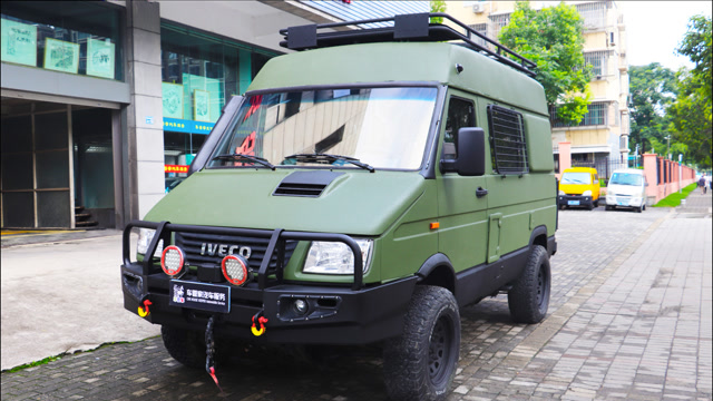 依维柯房车改装,整车喷涂军绿色车身防爆装甲涂层,越野无惧剐蹭