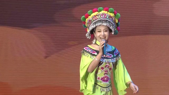 千人答谢晚宴 现场彝族歌王周丽珍演唱《唱支山歌给党听》为展会助力