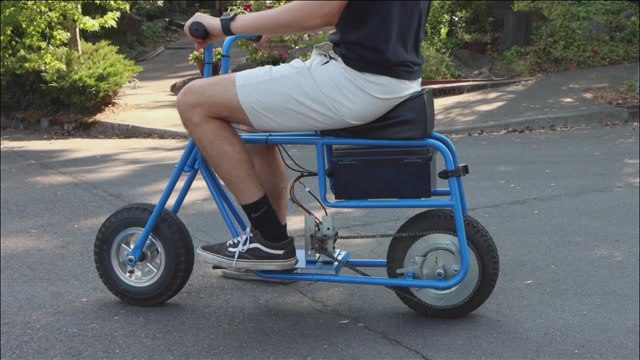 牛人自制迷你两轮电动车,功率达7000瓦,崎岖道路也能顺畅行驶!