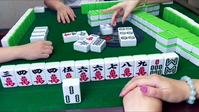四川麻将:女人打麻将就是谨慎,清一色四番关两家,实力派!