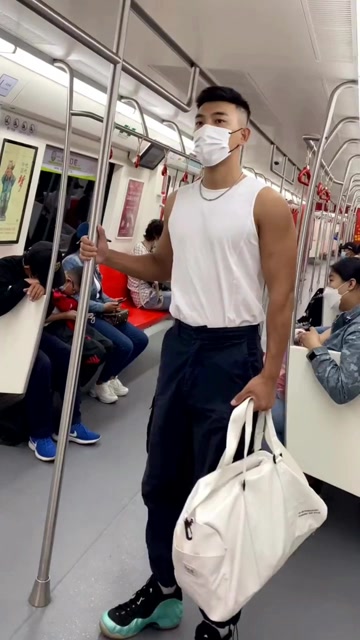 哈尔滨地铁帅哥又来了