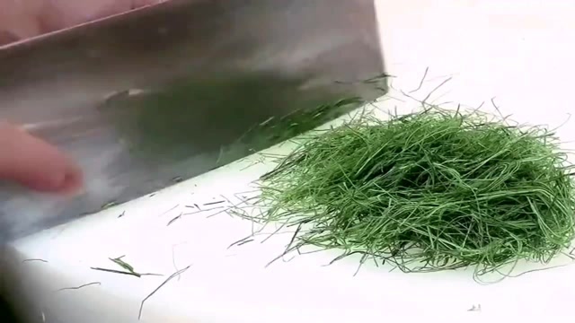 广西人吃鱼生的一种配料,柠檬叶丝,没这个吃鱼生就没灵魂,你吃过吗?