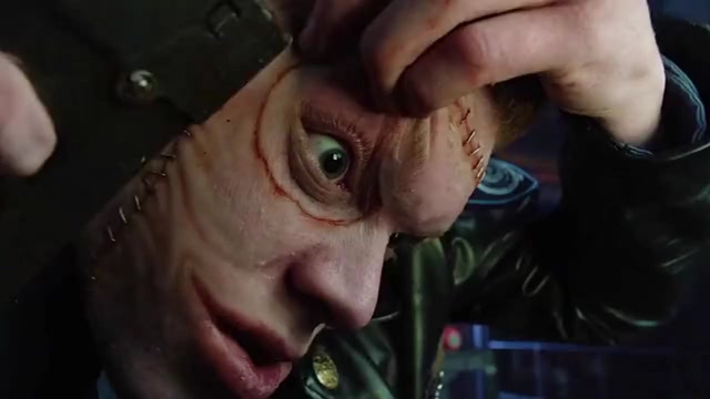 小丑杰罗姆拿订书机缝脸的狠人