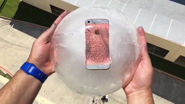 将手机冻成一个大冰块,在50米高空丢下会怎样?结局让人意外!