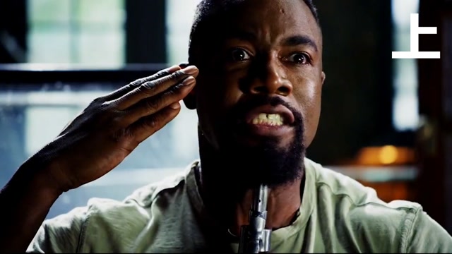 劫匪抢劫超市,男子却夺枪指着自己,给劫匪整不会了