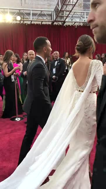 约翰·传奇和他的妻子克莉茜·泰根走上红毯