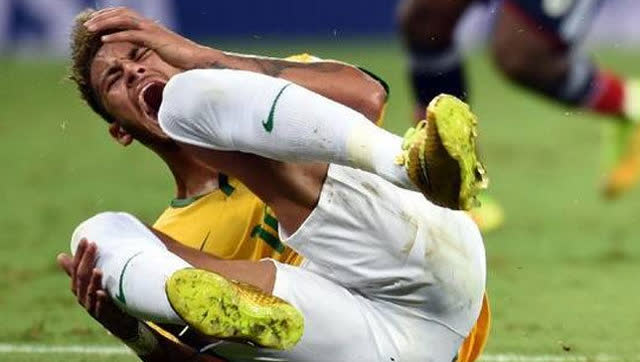 凌空被踢飞惨不忍睹 内马尔:为什么受伤的总是我