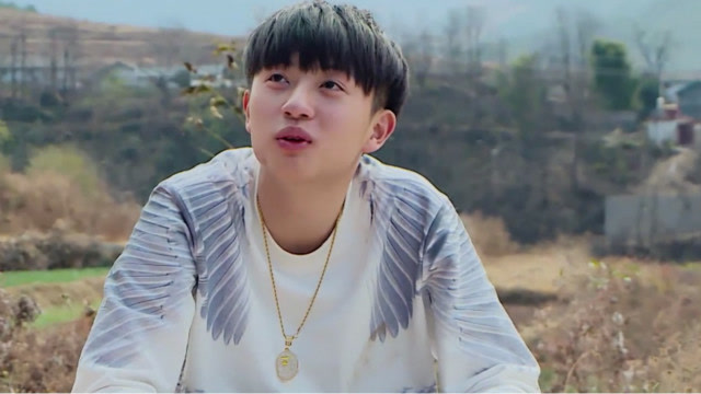 论一个吃货的素养,王烨飞为阻拦导演没收自己的零食,竟当场把它都吃了