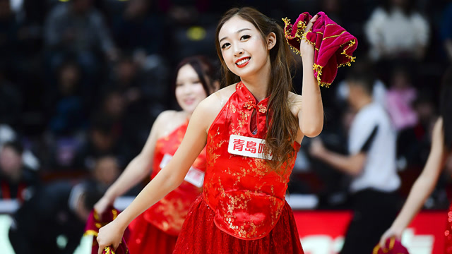 【花絮】辽宁男篮拉拉队 喜庆红裙凸显曼妙身姿