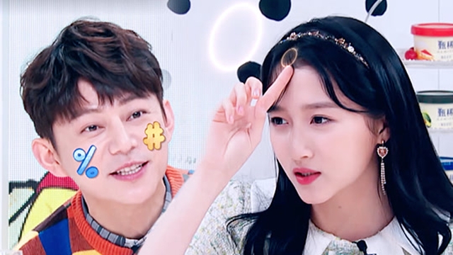 何炅cue关晓彤唱琴书,晓彤直摇头→"从小.我就不太行"