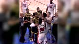 巴特勒魔兽火爆抱摔 这才有总决赛的味道