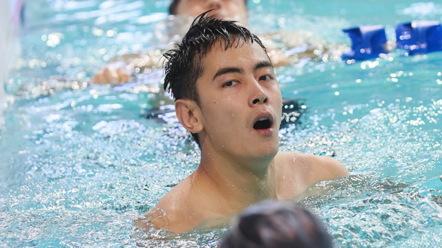 男子50米游泳c组:纪凌尘破纪录