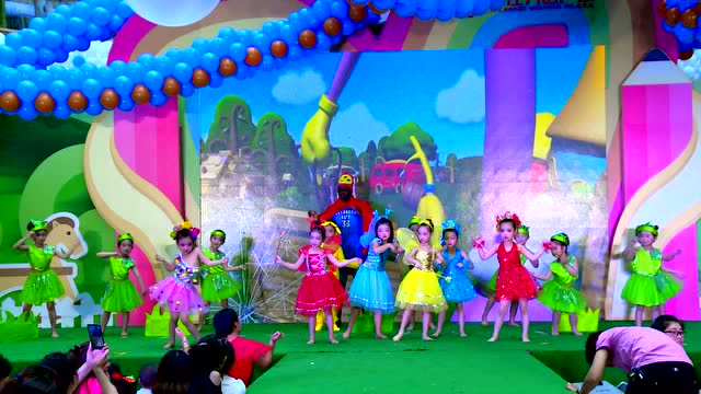 英语童话剧《三只蝴蝶》