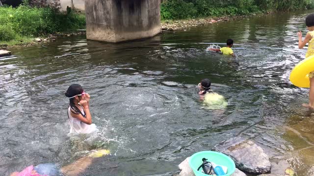 农村小孩夏天河里游泳图片