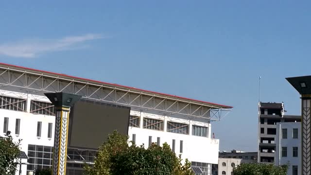 淅川体育场上空近距离的直升机