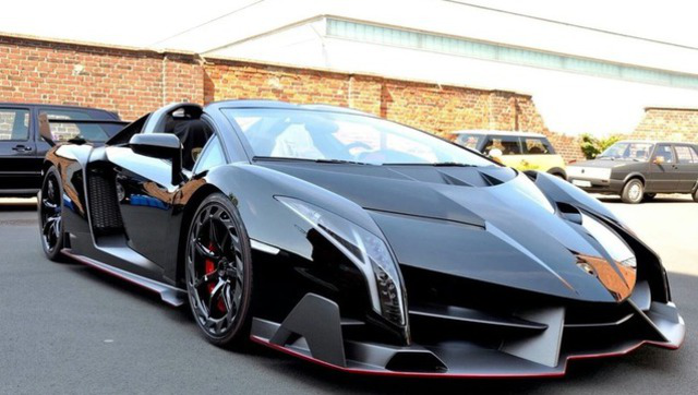 价值9000万的兰博基尼毒药启动后缓慢爬进集装箱