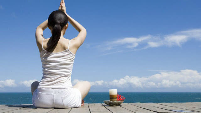 瑜伽教练教授学员双生龙式,姿势优美,舒缓有秩序恰到好处