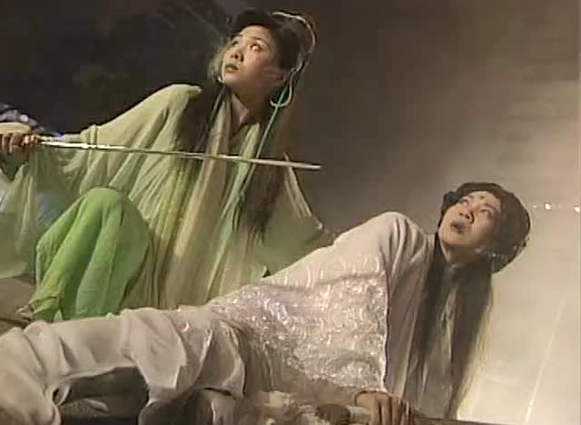 法海被关800年,收妖之心不死,街上大战白素贞和小青