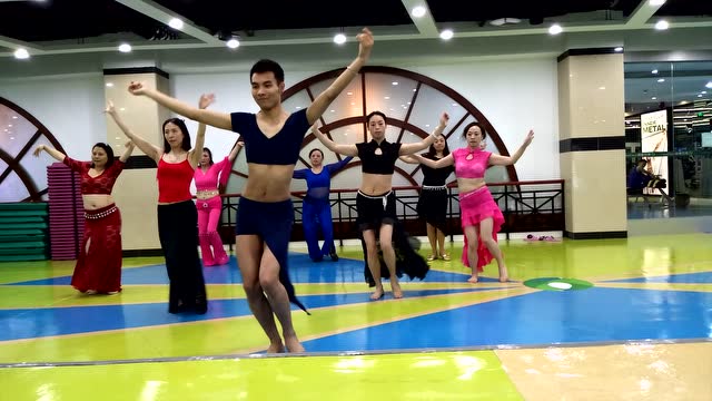 男肚皮舞老师和学员之《蛇舞》