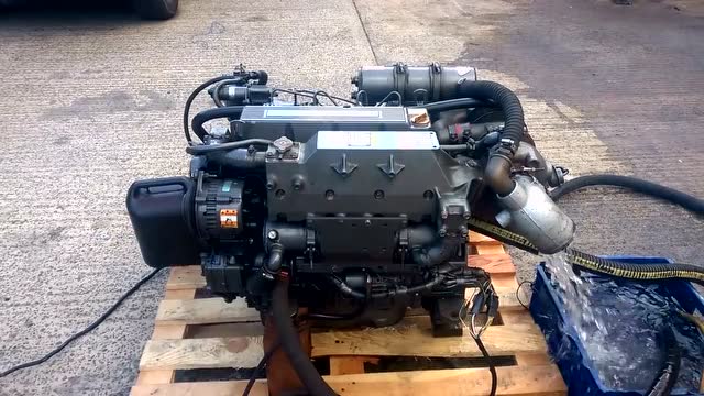 实拍:启动洋马4缸船用柴油发动机