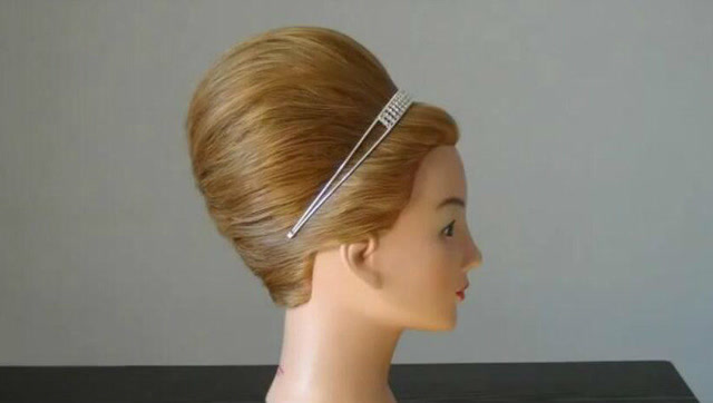 适合中年妇女的一款短发盘发发型,快给妈妈存起来!