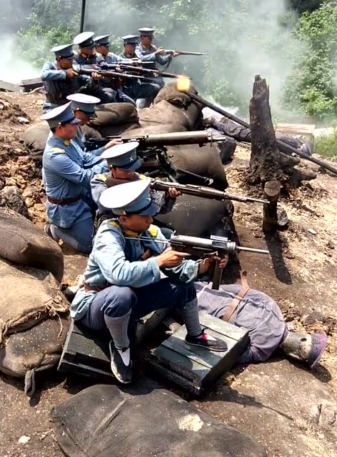 剧组实拍:枪战,这应该是真枪空包弹吧