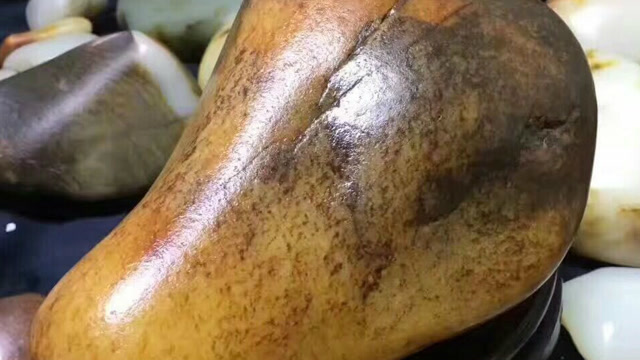 天价和田狗头籽料原石再现,男子20万拍得喜极而泣!