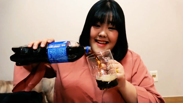 胖妹soobin吃大块披萨,开吃前先来杯可乐再说