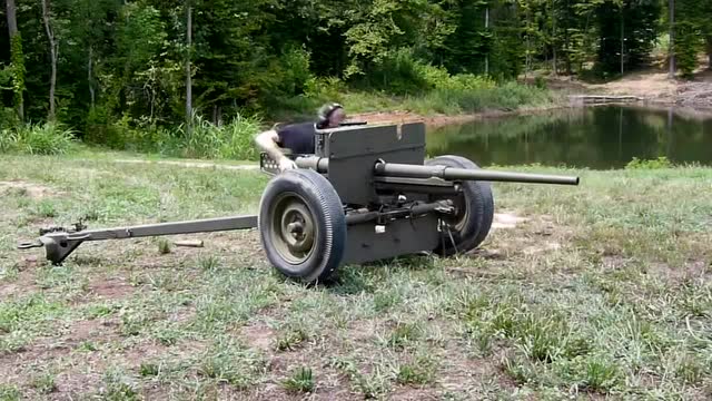 美国二战37mm m3反坦克炮,实弹射击