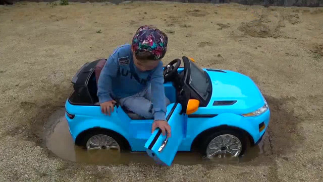 熊孩子路虎车陷入泥潭了,开出挖机救援那一刻我彻底服了!