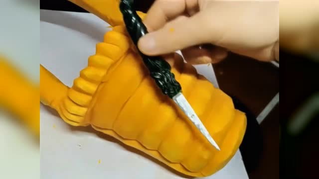 农村小伙用家中老南瓜雕刻贵宾花篮,小伙女友看到都欢喜!