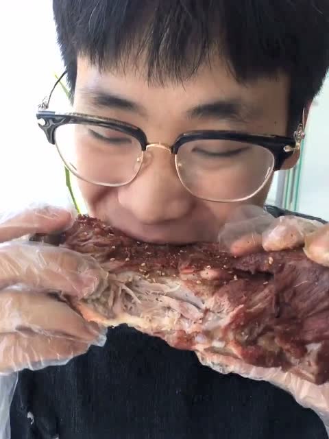 这么斯文的帅哥吃东西却不斯文,是不是这太好吃了