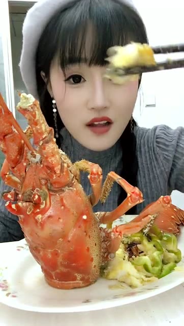 小妹大口吃龙虾炒肉,这操作看着好魔性,简直了