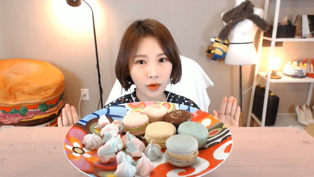 韩国吃播:大胃王萌妹子金莉安吃美味的马卡龙啦