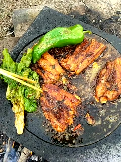 野外的柴火烧烤,看着就好诱人!