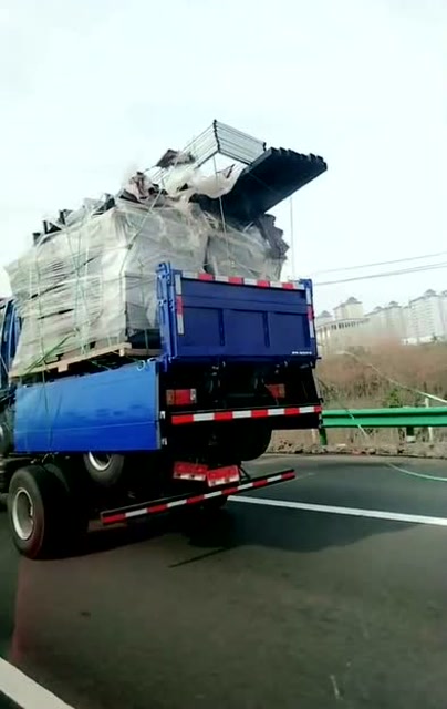 太牛了,车拖车,车拖货!好厉害呢