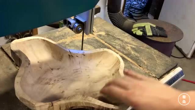 牛人将原木锯开后用角磨机掏空打磨,成品精致实用令人心动