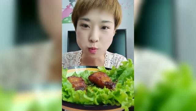 一般人绝对没这口福吴小妮喜欢吃肥肉