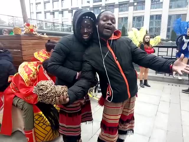 非洲黑人来到中国过大年 搞笑华语给大家来拜年