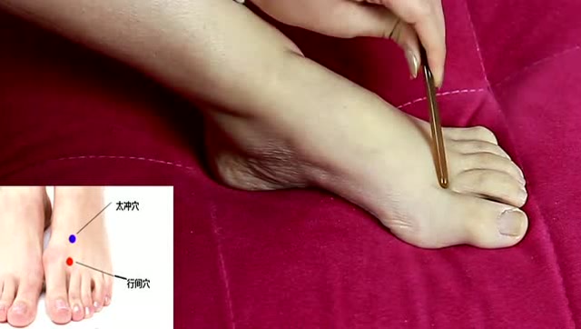 生活小窍门:脚上1个穴位刮痧5分钟,祛火