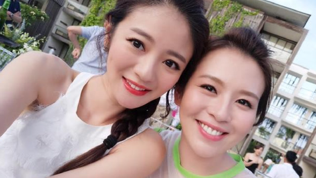 安以轩刘品言参加好友婚礼 亲密合影为友情打call