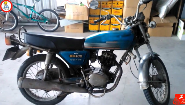 农村废品站里的光阳本田cb100摩托车说是80年代的老板要700块