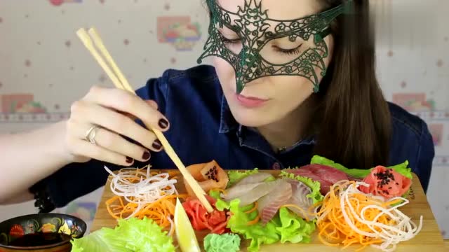 蒙面女吃货,吃寿司生鱼片,撒上柠檬汁,蘸着酱料吃,吃的美滋滋