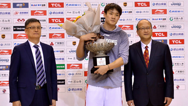 丁彦雨航-mvp颁奖