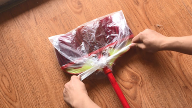 塑料袋绑在扫把上,扫地时一根头发都不会放过,以后家里就这样做