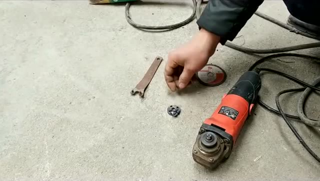 手砂轮机的砂轮片卸不下来,除了硬拆,其实还有这种方法!